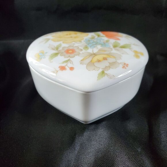 VTG TAKAHASHI Heart Shape Floral Porcelain Trinket/Jewelry Box Made In Japan - Picture 5 of 10